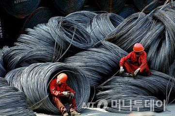 미국과 중국의 장관급 고위층 대화인 미중 전략경제대화가 6일 베이징에서 개막한 가운데 미국 제이컵 루 재무장관이 중국의 철강 과잉생산 문제를 직접 언급해 눈길을 끈다. 미국은 중국 정부가 앞 장 서서 철강 산업 구조조정에 나서야 한다는 입장이다.