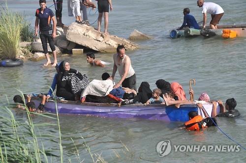 유프라테스강을 건너 탈출하는 팔루자 주민[AP=연합뉴스자료사진]