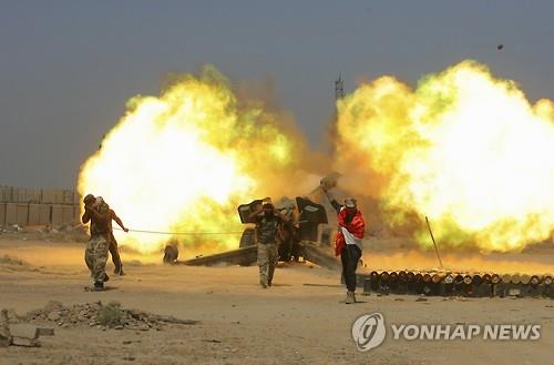 팔루자에 포격하는 이라크 정부군[AP=연합뉴스자료사진]