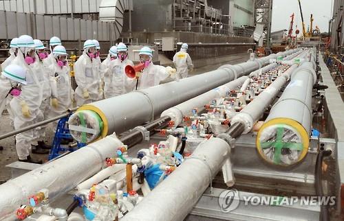 일본 후쿠시마(福島)제1원전 주변 땅을 얼려 지하수의 흐름을 차단하는 구상인 '동토차수벽'(凍土遮水壁)'을 만들기 위한 냉각용 파이프의 설치 전 모습 [교도=연합뉴스 자료사진]
