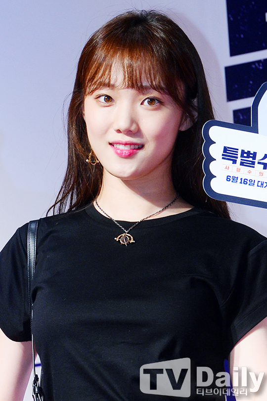 오늘자 이성경 | 인스티즈