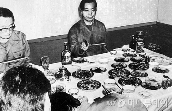 고 박정희 전 대통령 시해 사건인 1979년 10․26 사태를 재연하고 있는 고 김재규 전 중앙정보부장.