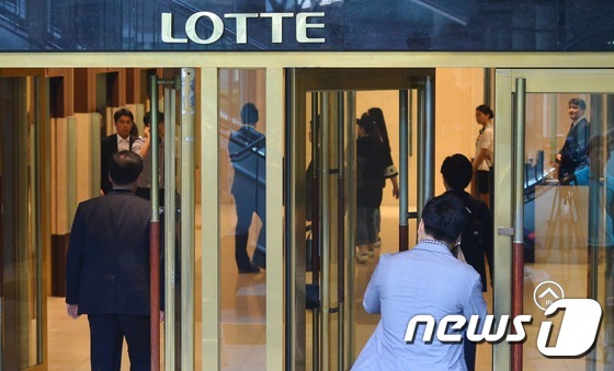 연이은 악재에 검찰 압수수색까지, '패닉'에 빠진 롯데그룹 - 뉴스1