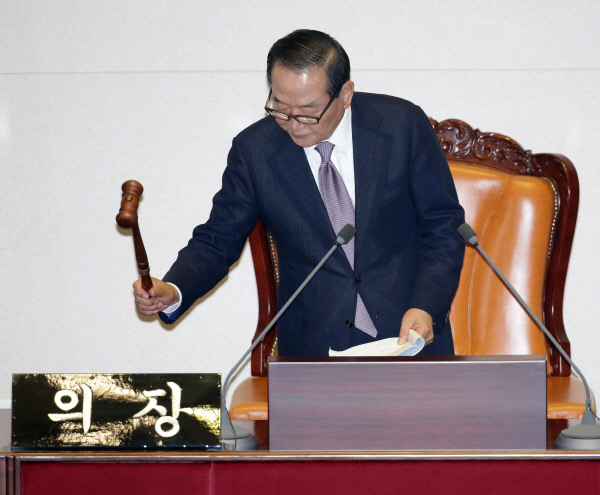 [20대 국회 의장단 선출]서청원, 52분짜리 '의장' - 경향신문