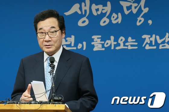 이낙연 전남도지사는 13일 신안 섬마을 참사와 관련해 중앙정부 및 교육청, 경찰청과 협의, 종합대책을 마련해 추진하겠다고 밝히고 있다.(전남도 제공)2016.6.13 © News1