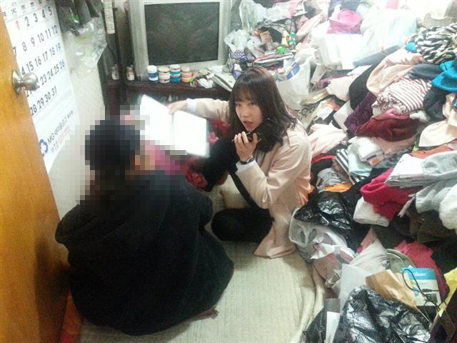 지난 3월 20일 서울 서대문경찰서 가정폭력전담경찰관 김혜림(오른쪽) 순경이 피해자 박모씨의 집을 방문해 상담을 하고 있다. 서대문경찰서 제공 지난 3월 20일 서울 서대문경찰서 가정폭력전담경찰관 김혜림(오른쪽) 순경이 피해자 박모씨의 집을 방문해 상담을 하고 있다. 서대문경찰서 제공