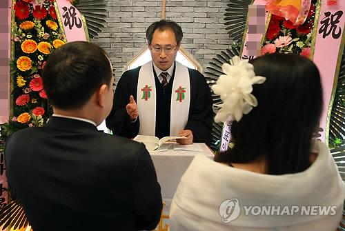 순레자의 교회에서 열린 결혼식에서 주례를 맡은 김태헌 목사 [연합뉴스 자료사진]