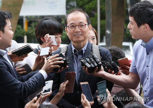 국민의당 왕주현 사무부총장 검찰 출두..14시간 조사받고 귀가(종합) - 연합뉴스