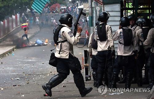 베네수엘라 식품난 폭동에 4명 사망..전 대통령 무덤까지 파손 - 연합뉴스