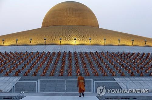 수백억 돈세탁 태국 승려, 수천명 '인의 장막' 치고 경찰 따돌려 - 연합뉴스