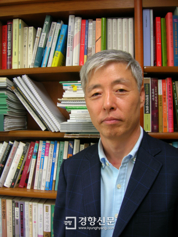 김현철 교수는 일본 경제는 ‘잃어버린 20년’ 만에 가까스로 하락기조에서 상승기조로 바뀌었다면서 아베 신조 총리가 60%의 지지율을 얻고 있는 것도 이 때문이라고 말했다. / 원희복 선임기자