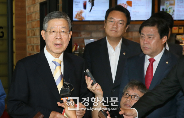 [여권 갈등 일단 봉합]김희옥 당무 복귀..'친박계 뜻대로' 권성동 사무총장 경질 - 경향신문