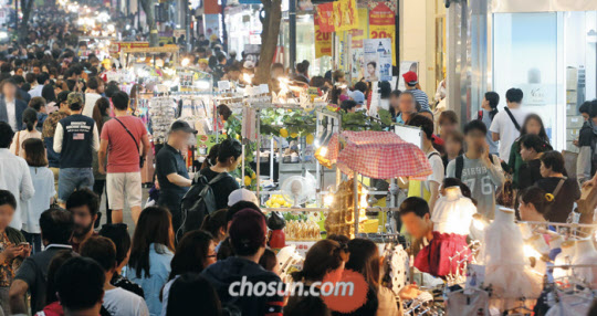 중구, 명동서 '기업형 노점' 없앤다..'노점 실명제' 실시 - 조선일보