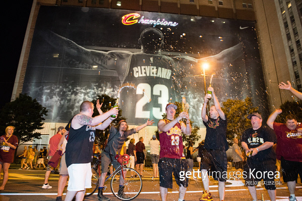 클린블랜드가 20일(한국시간) NBA 챔피언결정전 7차전에서 골든 스테이트를 꺾고 창단 첫 우승을 달성하자 시민들이 거리로 뛰쳐나와 기뻐하고 있다. 사진|게티이미지/이매진스