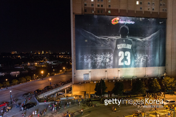 클린블랜드가 20일(한국시간) NBA 챔피언결정전 7차전에서 골든 스테이트를 꺾고 창단 첫 우승을 달성하자 시민들이 거리로 뛰쳐나와 기뻐하고 있다. 사진|게티이미지/이매진스