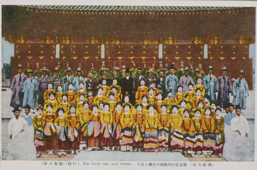 대한제국 시절 궁중연회를 마치고 기념사진을 촬영한 관기(官妓)들의 모습. 사진 = 국립민속박물관
