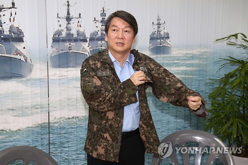 군복 입는 안철수     (평택 국회사진기자단=연합뉴스) 국민의당 안철수 상임공동대표가 23일 오전 경기도 평택 해군 제2함대 사령부를 방문, 시설을 둘러보기 전에 군복으로 갈아입고 있다.