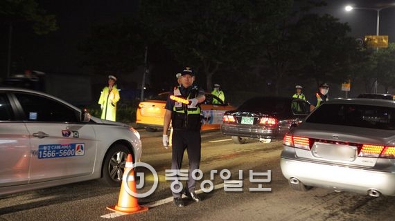 예고된 자유로 전구간 음주운전 단속에서 2시간 만에 27명 적발 - 중앙일보