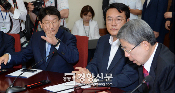 민생 안중 없는 '난장'..권성동 사퇴로 여당 '7일 내전' 봉합 - 경향신문
