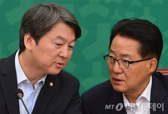 안철수 국민의당 대표(왼쪽)와 박지원 원내대표가 24일 오전 서울 여의도 국회에서 열린 최고위원회의에서 대화를 나누고 있다. 2016.6.24/사진=뉴스1