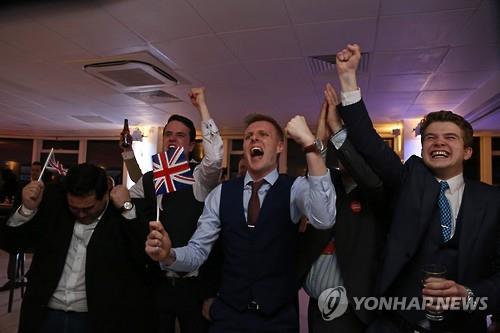 결과가 자신이 지지하는 쪽으로 바뀔 때마다 환호하는 사람들 [AFP=연합뉴스]