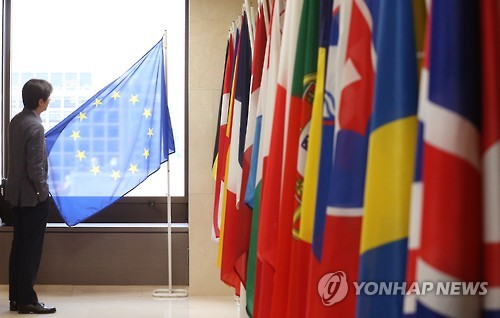 <브렉시트> 충격에 휩싸인 주한 EU대표부 (서울=연합뉴스) 이진욱 기자 = 영국에서 치러진 EU 잔류·탈퇴를 묻는 국민투표 개표 결과, 탈퇴 51.9%, 잔류 48.1%로 최종 집계됐다. 24일 오후 서울 신문로 주한 유럽연합(EU)대표부 앞에서 한 방문객이 회원 국기를 보고 있다.