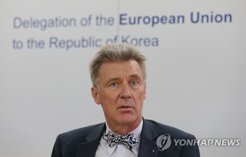 주한 EU대사 인터뷰 (서울=연합뉴스) 이진욱 기자 = 게하르트 사바틸 주한 EU(유럽연합) 대사가 24일 서울 종로구 주한 EU 대표부에서 연합뉴스와 가진 단독 인터뷰에서 브렉시트(영국의 유럽연합 탈퇴) 결정에 대해 "유럽 대륙에서의 지정학적(geopolitical) 결정"이라며 충격적으로 받아들이면서도 "지금 상황에서는 단합과 안정이 제일 필요하고 중요하다"고 밝혔다.