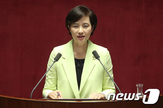 유은혜, '대학등록금 카드납부 가능' 명시 법안 발의 - 뉴스1