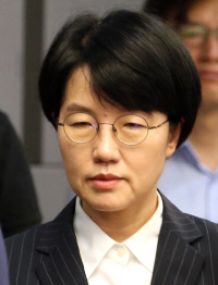 리베이트·가족 채용..도덕성에 발목 잡힌 2야 - 경향신문