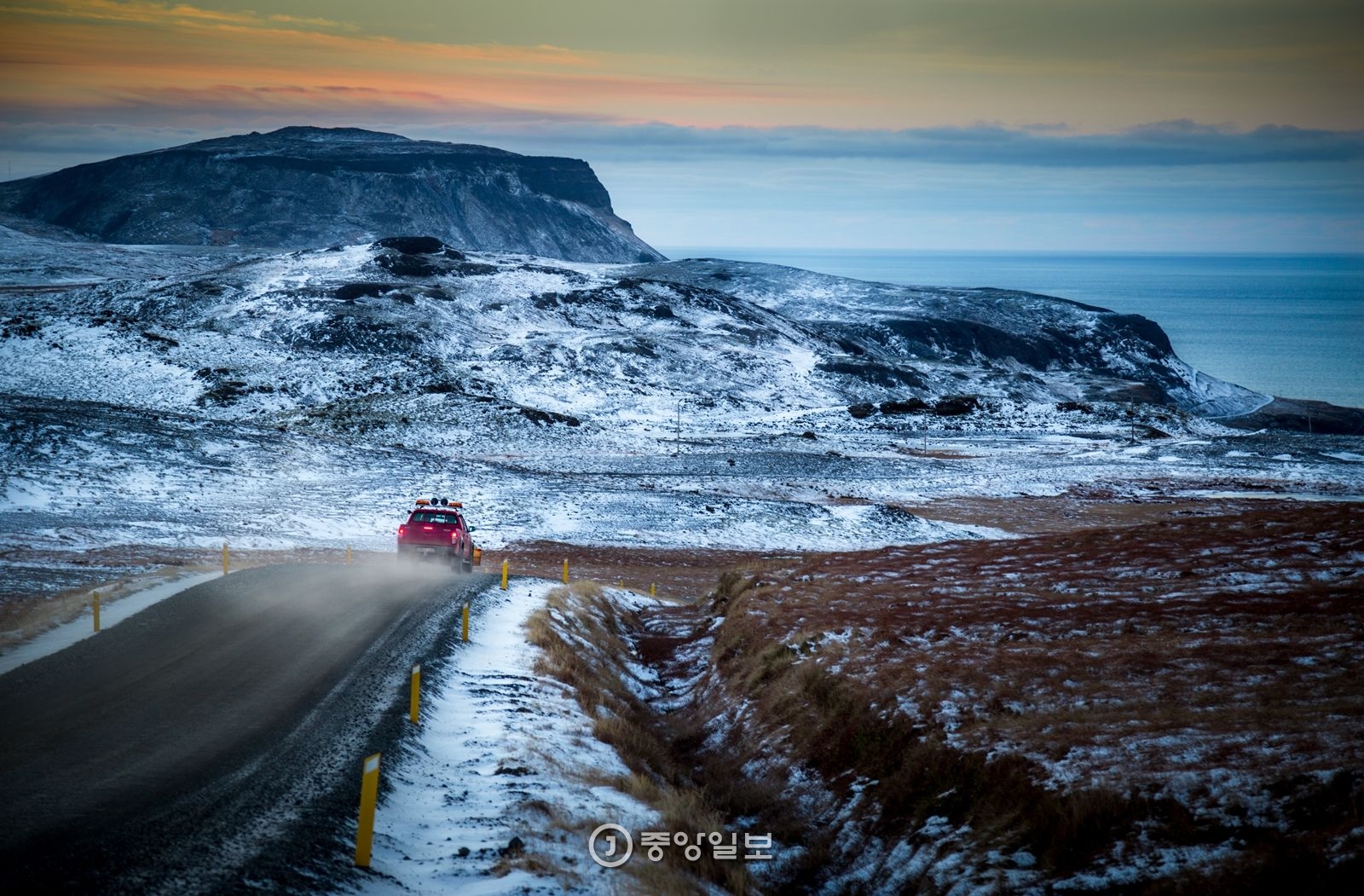 스나이펠스네스 반도로 가는 길. 아이슬란드 서쪽에 위치한 이 반도는 ‘아이슬란드의 축소판’으로 불릴 정도로 아이슬란드의 다채로운 자연을 고루 갖췄다.