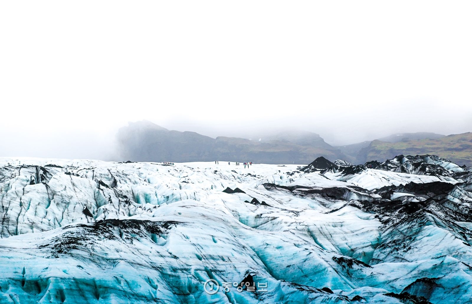 아이슬란드 남부 빙하지대 중 한 곳인 솔헤이마요쿨. 거대한 빙하를 걷고 있는 사람들이 점처럼 작게 보인다.