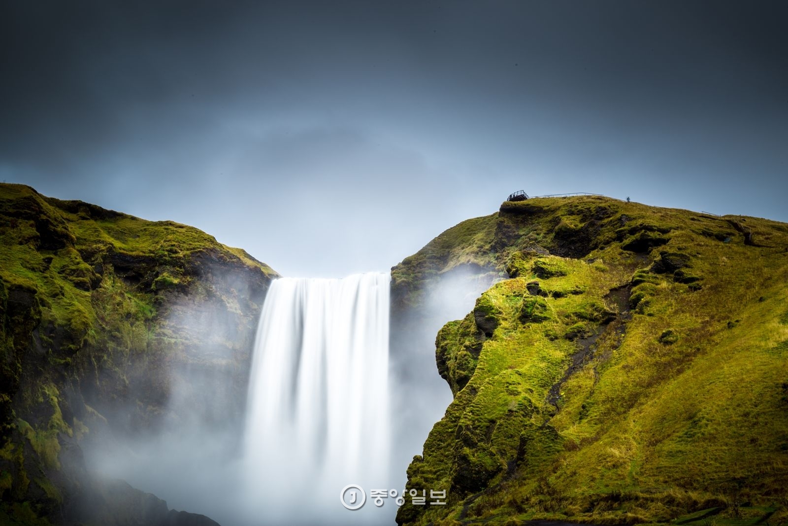 아이슬란드는 남부의 스코가포스. ‘숲의 폭포’라는 뜻이다. 높이 60m에 달하는 거대한 절벽 가운데로 폭포수가 강력하게 내려꽂힌다. 무지개 폭포라는 별칭으로 유명하다.