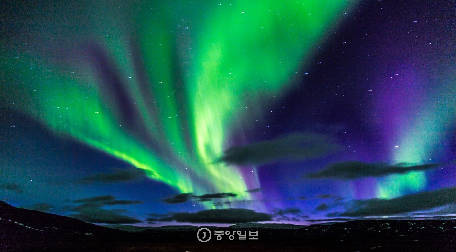 겨울밤에 볼 수 있는 아이슬란드의 오로라. 하늘이 너울대며 춤추는 모습이 신비롭다. 옛 사람들은 오로라를 ‘신의 영혼’ 혹은 ‘신의 계시’라고 일컬었다
