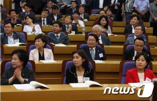 신용현 국민의당, 박경미 더불어민주당, 송희경 새누리당 의원(왼쪽부터)이 28일 서울 여의도 국회 의원회관에서 열린 '국회 제4차 산업혁명포럼 창립총회'에 참석하고 있다. (사진=뉴스1)