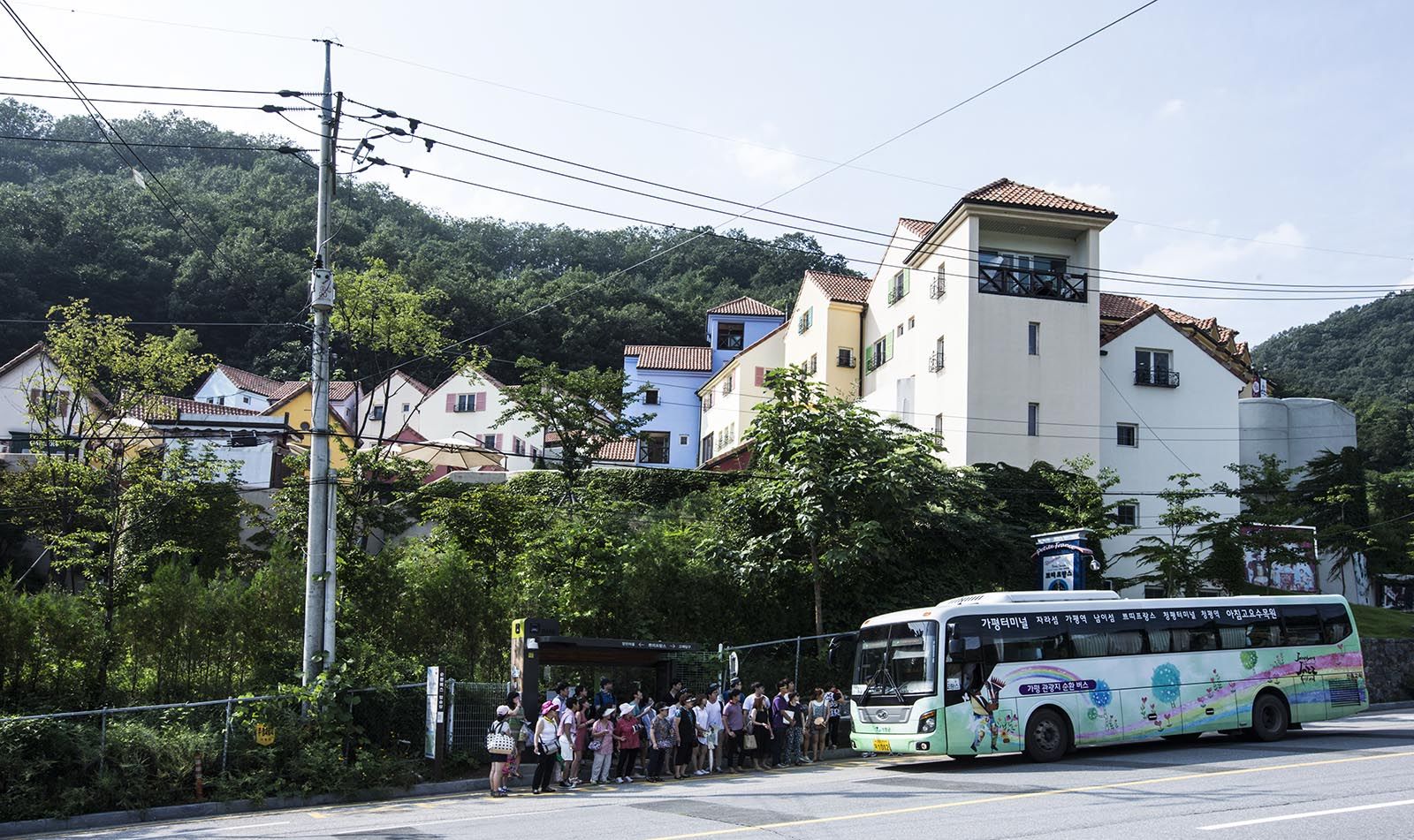 가평 시티투어 버스를 타기위해 줄을 선 관광객.