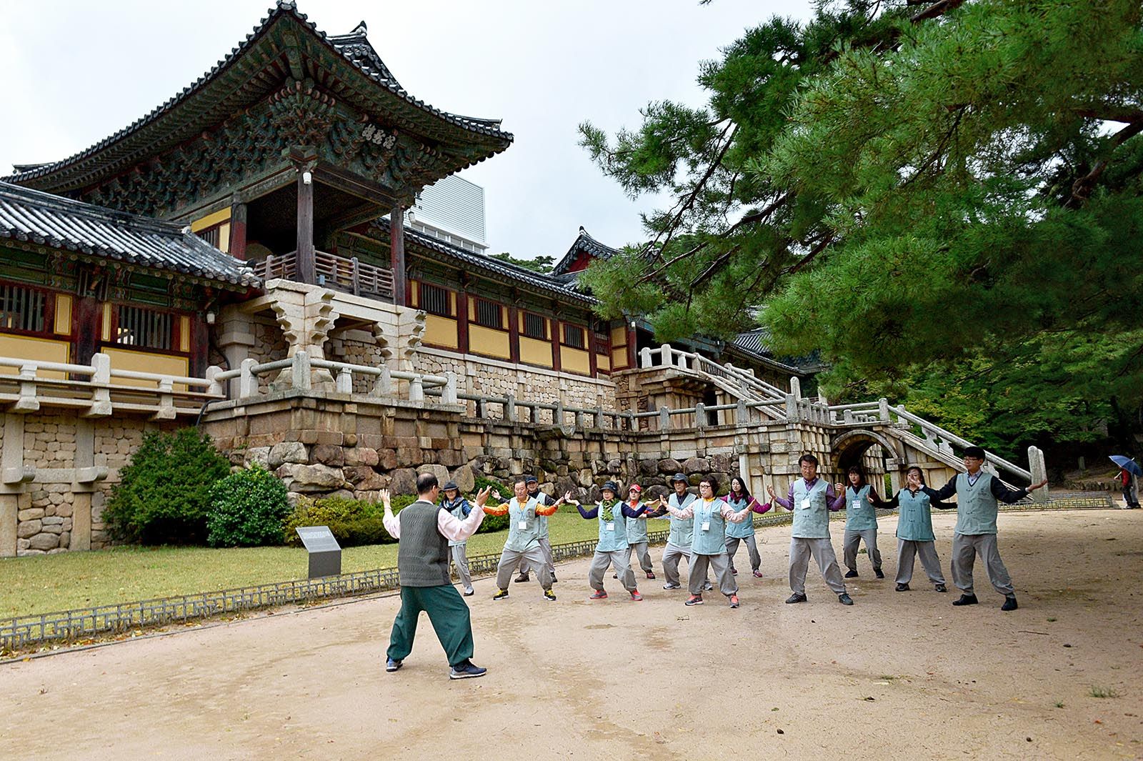 경주 불국사에서 사찰 체험을 하는 관광객.