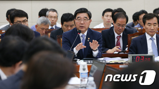 환노위 여·야 모두 '성과연봉제 강행' 비판 - 뉴스1