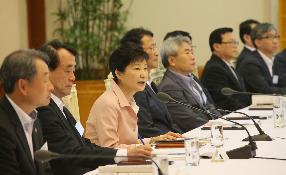 박근혜 대통령이 28일 오전 청와대에서 열린 제9차 국민경제자문회의 겸 경제관계장관회의 연석회의에서 모두발언을 하고 있다. 청와대사진기자단