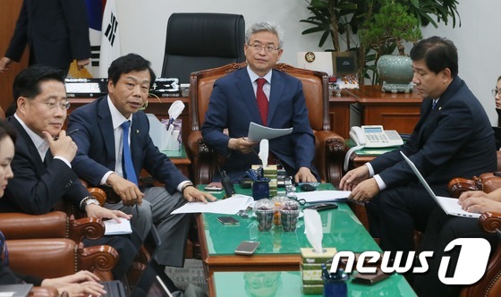이철우 국회 정보위원장과 여야 간사들이 1일 서울 여의도 국회 정보위원장실에서 정보위원회 전체회의 관련 브리핑을 하고 있다. 2016.7.1/뉴스1 © News1 송원영 기자