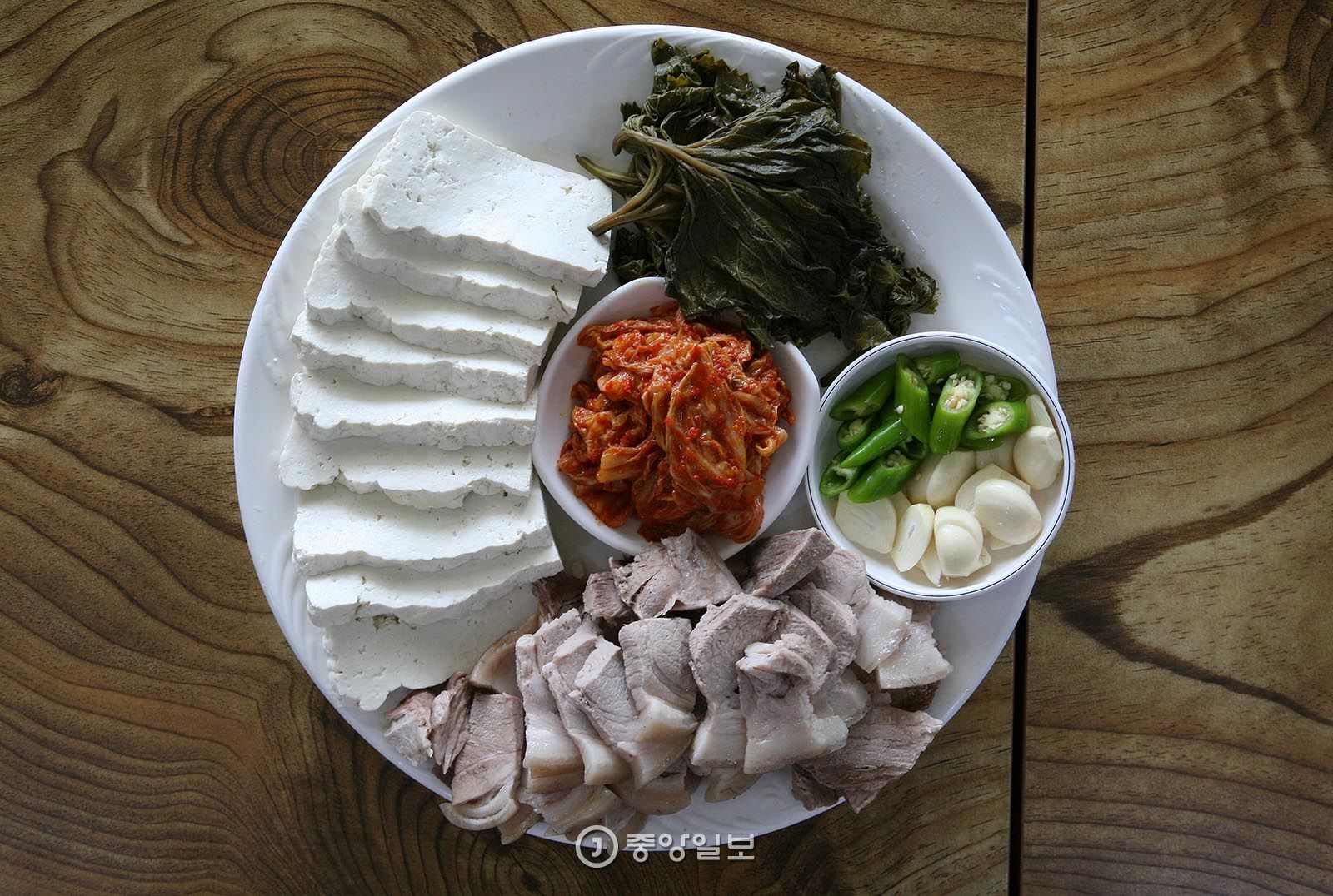 거문오름을 품은 제주시 조천읍 선흘리 마을은 블랙푸드를 테마로 특산품을 만들어 판다. 오메기떡은 거문오름블랙푸드육성사업단이 처음 선보인 특산품이고, 선흘리 할망이 하는 식당에서 내는 모둠 수육은 제주 흑돼지로 만든 것이다.