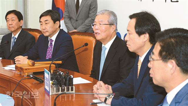 [뒤끝뉴스]더민주, 회의 시간 줄이기 대작전, 왜 - 한국일보