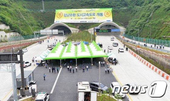 착공 9년 만에 개통한 강남순환로 - 뉴스1