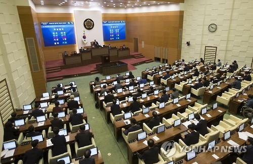 女風 거센 지방의회..의장단 싹쓸이·전후반기 연임도 - 연합뉴스