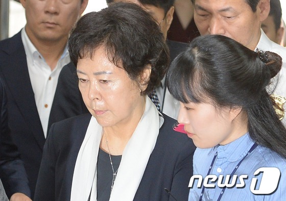 부축받고 영장심사 나온 롯데 신영자..법정에서 '통곡'(종합) - 뉴스1