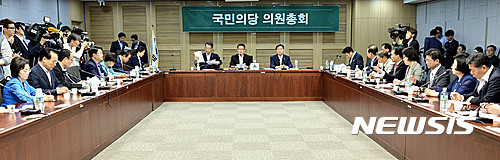 【서울=뉴시스】홍찬선 기자 = 국민의당 박지원 비상대책위원장이 5일 오전 서울 여의도 국회의원회관에서 열린 의원총회에서 모두발언을 하고 있다. 2016.07.05. mania@newsis.com