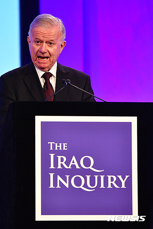 【런던=AP/뉴시스】영국의 존 칠콧 경이 6일 7년 동안 진행해온 이라크전 참전 조사보고서를 공개하면서 연설하고 있다. 이날 260만 단어 분량의 12권의 보고서가 배포됐다. 2016. 7. 6.