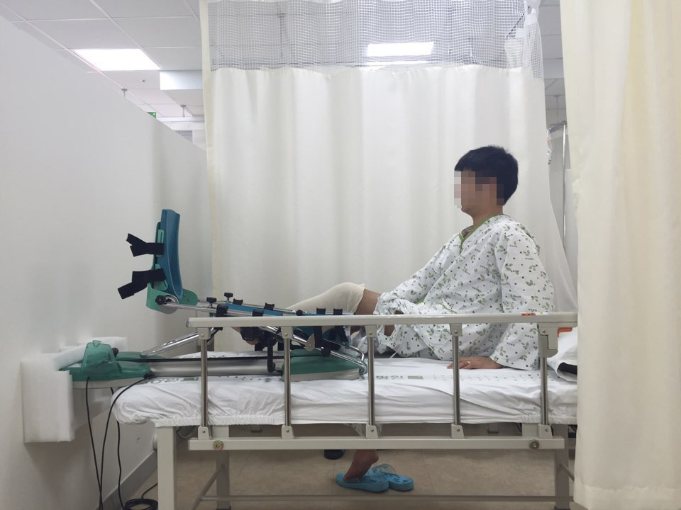 군 복무 중 축구를 하다 무릎 십자인대가 파열된 당시 서아무개 병장이 지난 3월 부산 ㅂ병원에서 무릎 수술을 받은 뒤 병실에서 고통스러워하고 있다. 5월 의가사 제대한 서 병장은 현재 병원을 오가며 재활치료중이다. 서 병장 아버지 제공