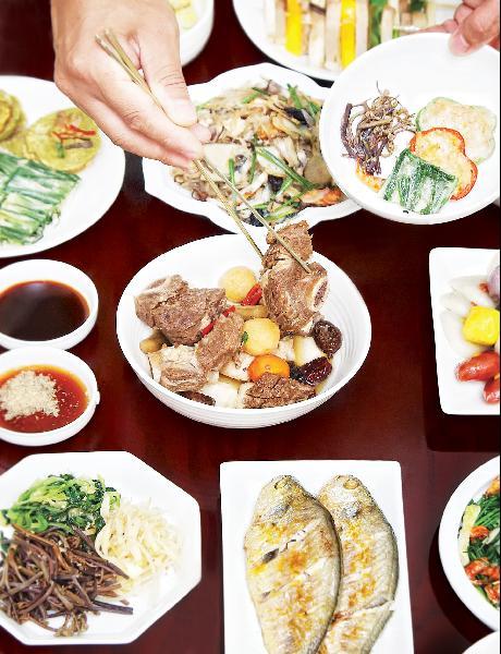 [헬스조선]사진-헬스조선 DB  사진설명-우리나라 65세 이상 노인층 일부는 영양 불균형 상태가 심각한 것으로 알려진다. 영양 불균형을 막기 위해선 섬유질과 단백질이 풍부한 식품을 자주 먹어야 한다. (한식 밥상)