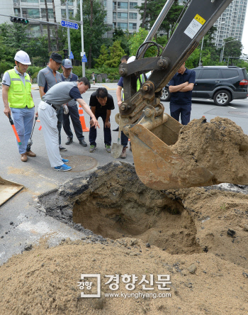 장맛비에..서울 도로 5곳 또 지반침하 '아찔' - 경향신문