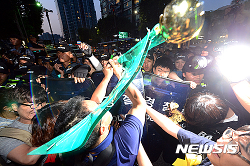 '경찰폭력 규탄' 집회 참가자·경찰 충돌..해산불응 3명 연행 - 뉴시스